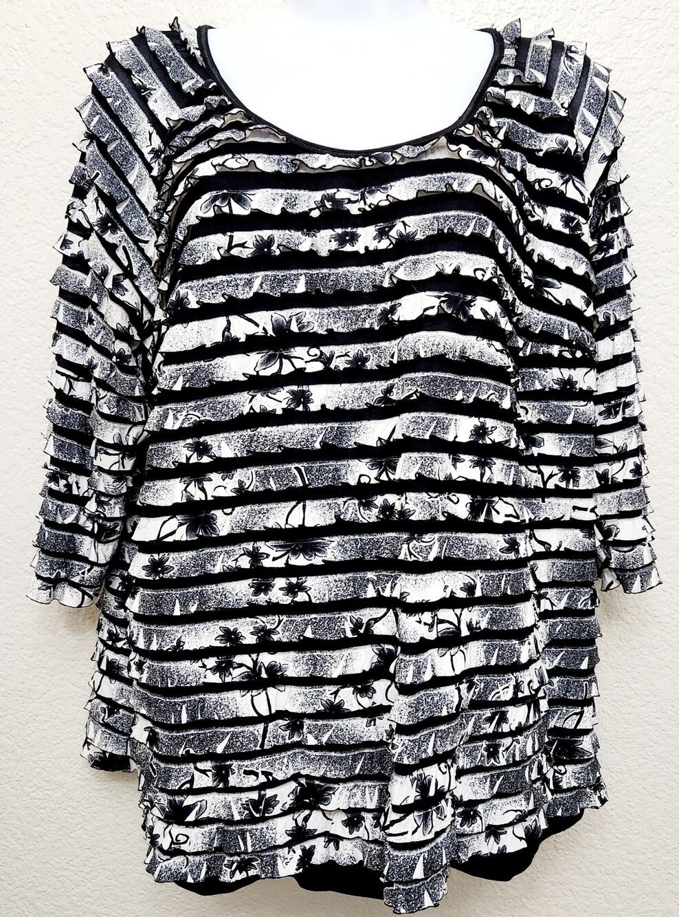 I.N. Studio Woman Black White Floral Pleats Ruffle Top 2X Plus Lightweight Lined